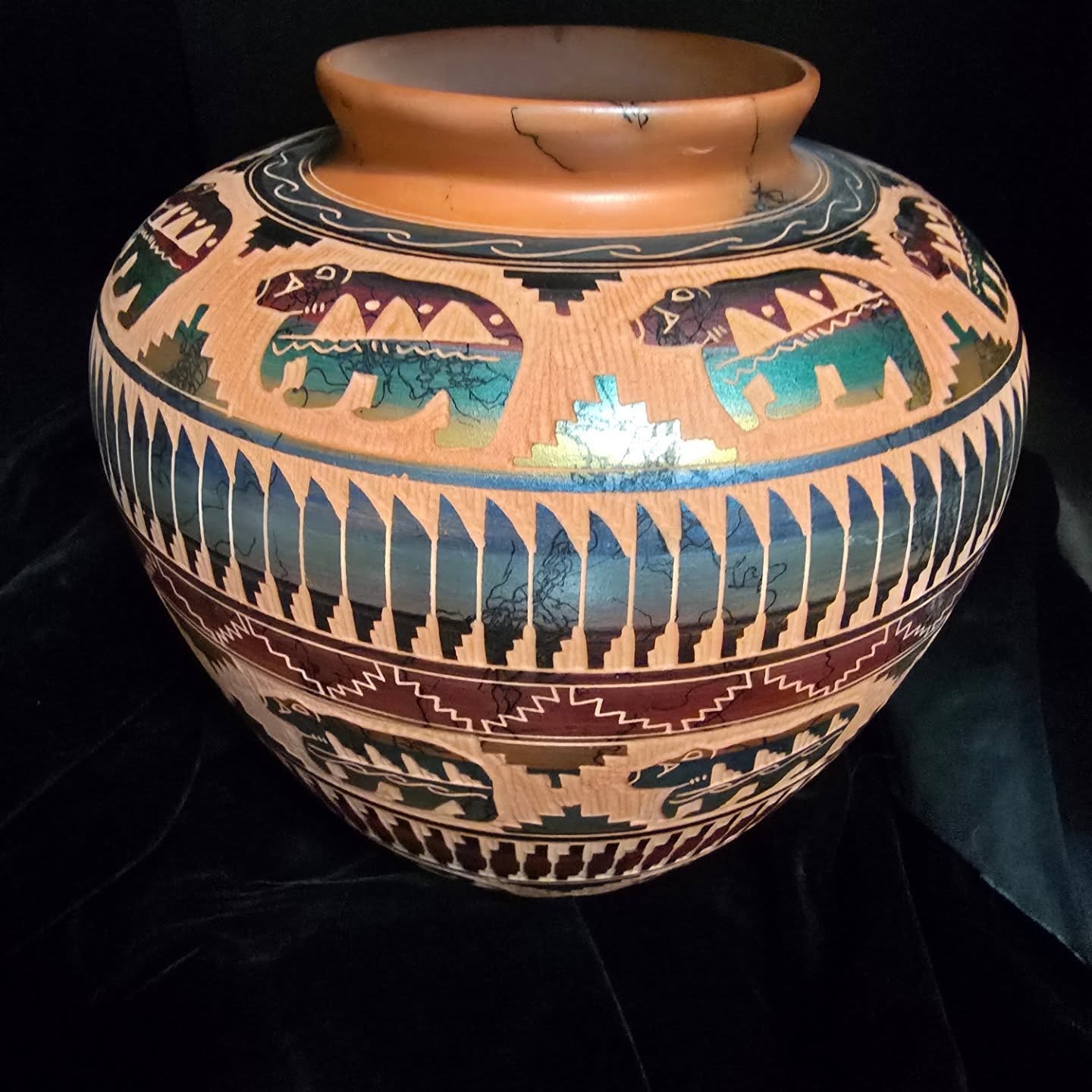 Horse-Hair pot with Bear Motif